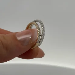 Allianzring aus 14 Karat Weißgold mit 9 Diamanten - insgesamt 0,18 Karat.