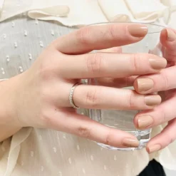 Allianzring aus 14 Karat Weißgold mit 9 Diamanten - insgesamt 0,18 Karat.