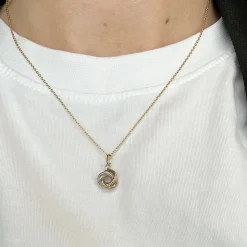 Anhänger aus 8 Karat Gold, 3-farbiger Knoten mit vergoldeter Kette