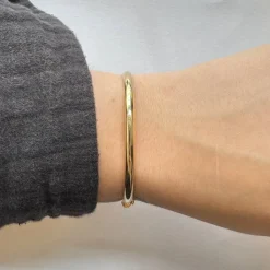 Armreif mit abgerundeten Ecken von BNH aus 8 kt. Gold