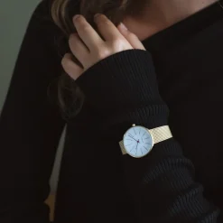 Arne Jacobsen - Bankers Watch mit weißem Zifferblatt und goldenem Netzarmband. Ø34