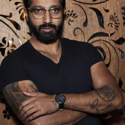 Arne Jacobsen - Bankiersuhr - Ø40 mm - Schwarzes Zifferblatt, schwarzes Armband