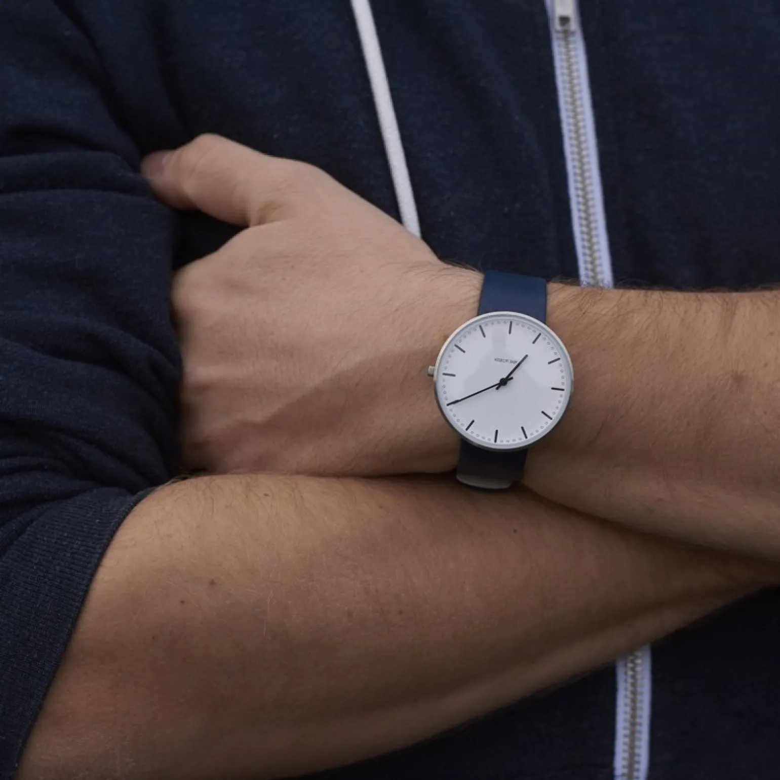Arne Jacobsen - City Hall Watch - Ø40 - Weißes Zifferblatt, marineblaues Armband