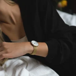 Arne Jacobsen - Römische Uhr - Ø34 - Weißes Zifferblatt, goldenes Netzarmband, IPG-Gehäuse