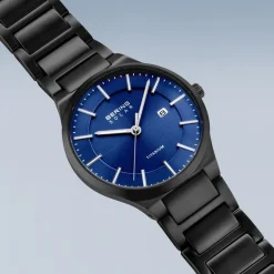 Bering - Herren-Solaruhr in gebürstetem Schwarz mit blauem Zifferblatt Ø39 mm