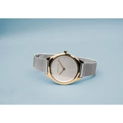 Bering - Ultra Slim Damenuhr mit gebürstetem Zifferblatt. 31 mm