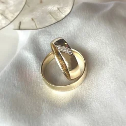 Eheringe aus 14 Karat Gold Ringe mit 5 Brillanten in Bändern