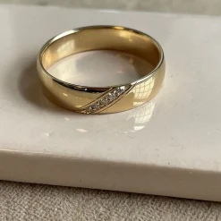 Eheringe aus 14 Karat Gold Ringe mit 5 Brillanten in Bändern