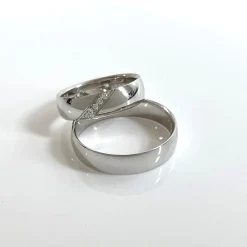 Eheringe aus 14 Karat Weißgold mit 5 Diamanten