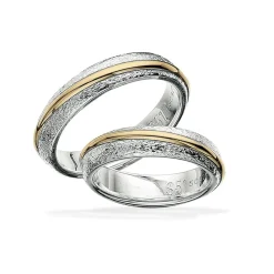 Eheringe aus Silber mit 14 Karat Goldband und rustikaler Oberfläche