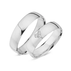 Eheringe in 14-karätigem Weißgold mit 3 Diamanten im Brillantschliff in 0,06 ct