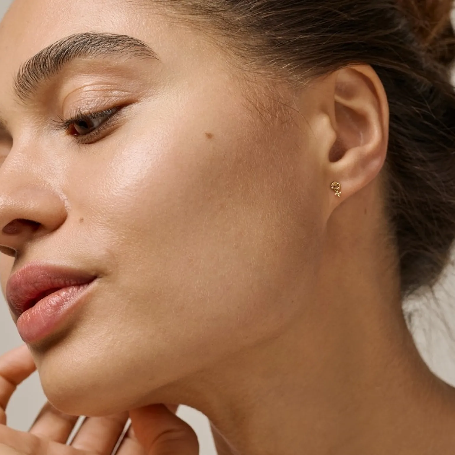 Enamel - Feminine Power Ohrringe in vergoldete silber mit weiblichem Zeichen