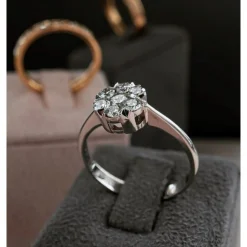 Flora Diamantring - 14 Karat Weißgold mit Blume aus Diamanten von 0,17-0,57 Karat