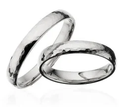 Gehämmerte, gebogene, silberne Ringe - 3,5 mm breit. Mit oder ohne Brillant