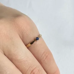 Gold & Silber Design - Ring aus 8kt. Gold mit blauem Saphir