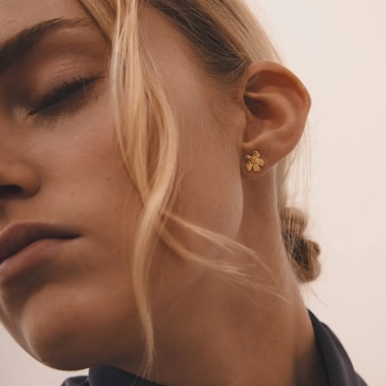 Izabel Camille - Stiefmütterchen-Ohrstecker in vergoldete silber