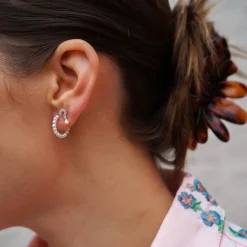 Jane Kønig - ROW Pearl Twist Ohrring mit Perlen in Silber