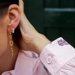 Jane Kønig - ROW Pearl Twist Ohrring mit Perlen in vergoldet