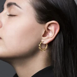 Jane Kønig - Small Curly Hoop in matt vergoldet