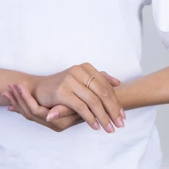 Joanli Nor - Adina- Vergoldeter Silberring mit 1 Reihe von Kristallen