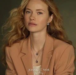 Joanli Nor - EllaNor Buchstaben-Anhänger aus vergoldetem Silber mit Kette