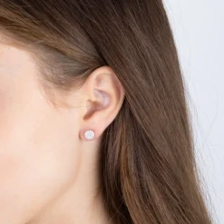 Joanli Nor - Silberne rhodinierte runde Ohrstecker mit Zirkonias