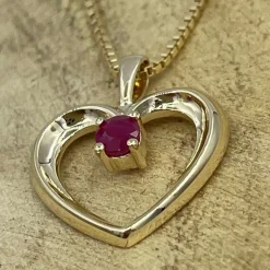 14 kt. Goldherz-Anhänger mit Rubin