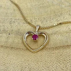 14 kt. Goldherz-Anhänger mit Rubin