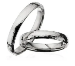 Leicht ovale gehämmerte Silberringe - 3,5 mm breit. Mit oder ohne Brillant