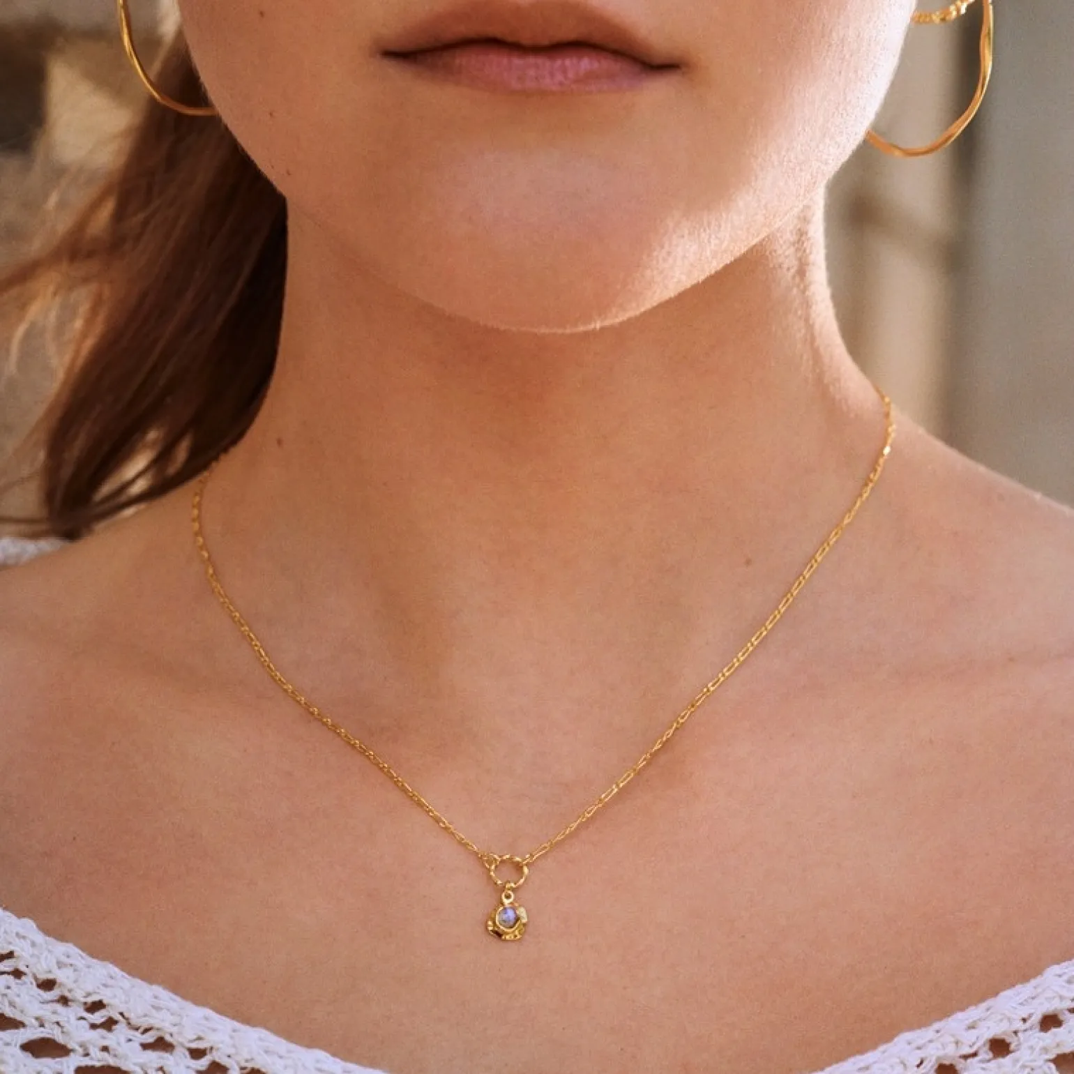 Maanesten - Astra Halskette aus vergoldete silber mit Mondstein