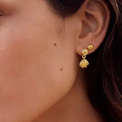 Maanesten - Conca-Ohrringe aus vergoldete silber mit Regenbogen-Mondstein