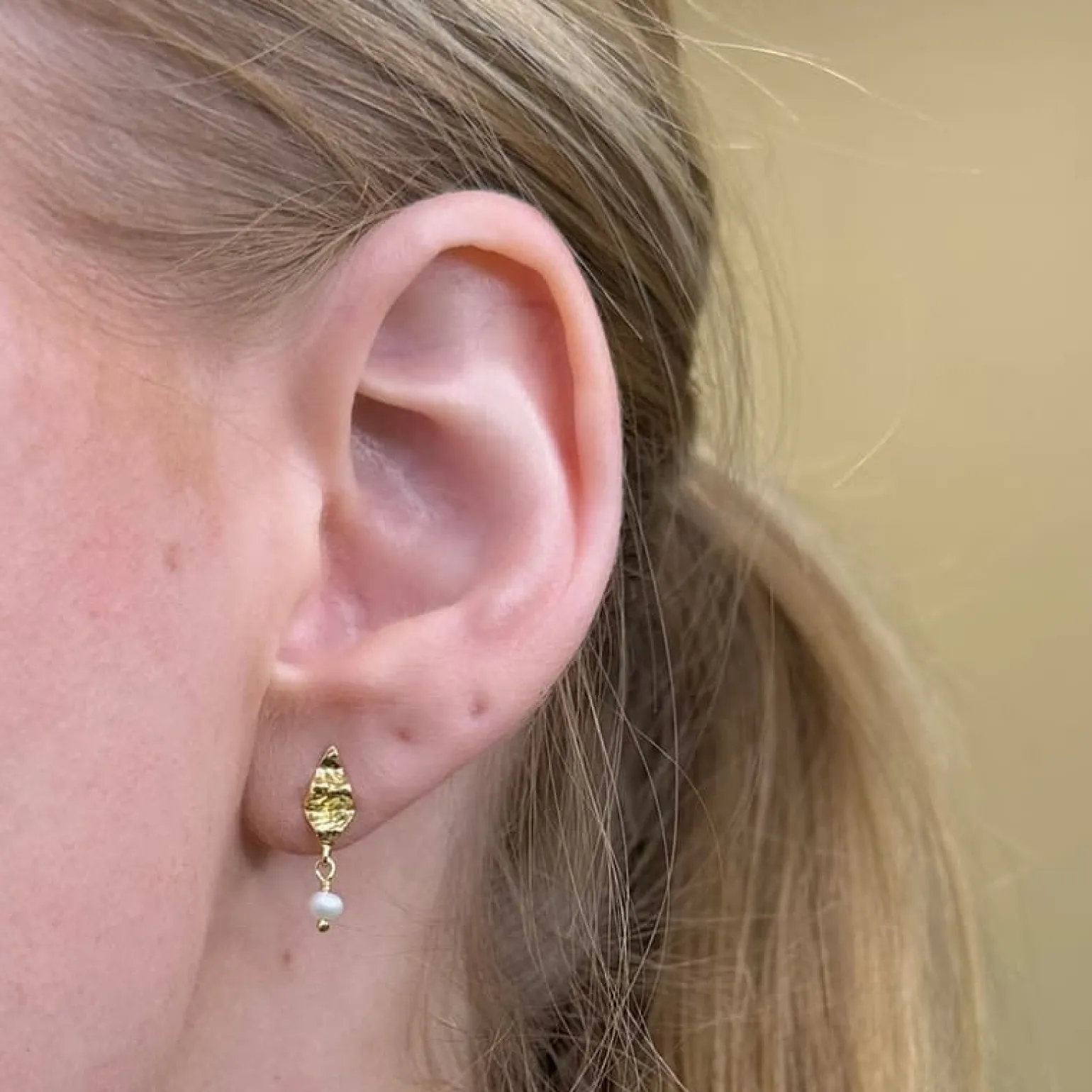 Maanesten - Lucca-Ohrringe aus vergoldetem Silber mit Perle*