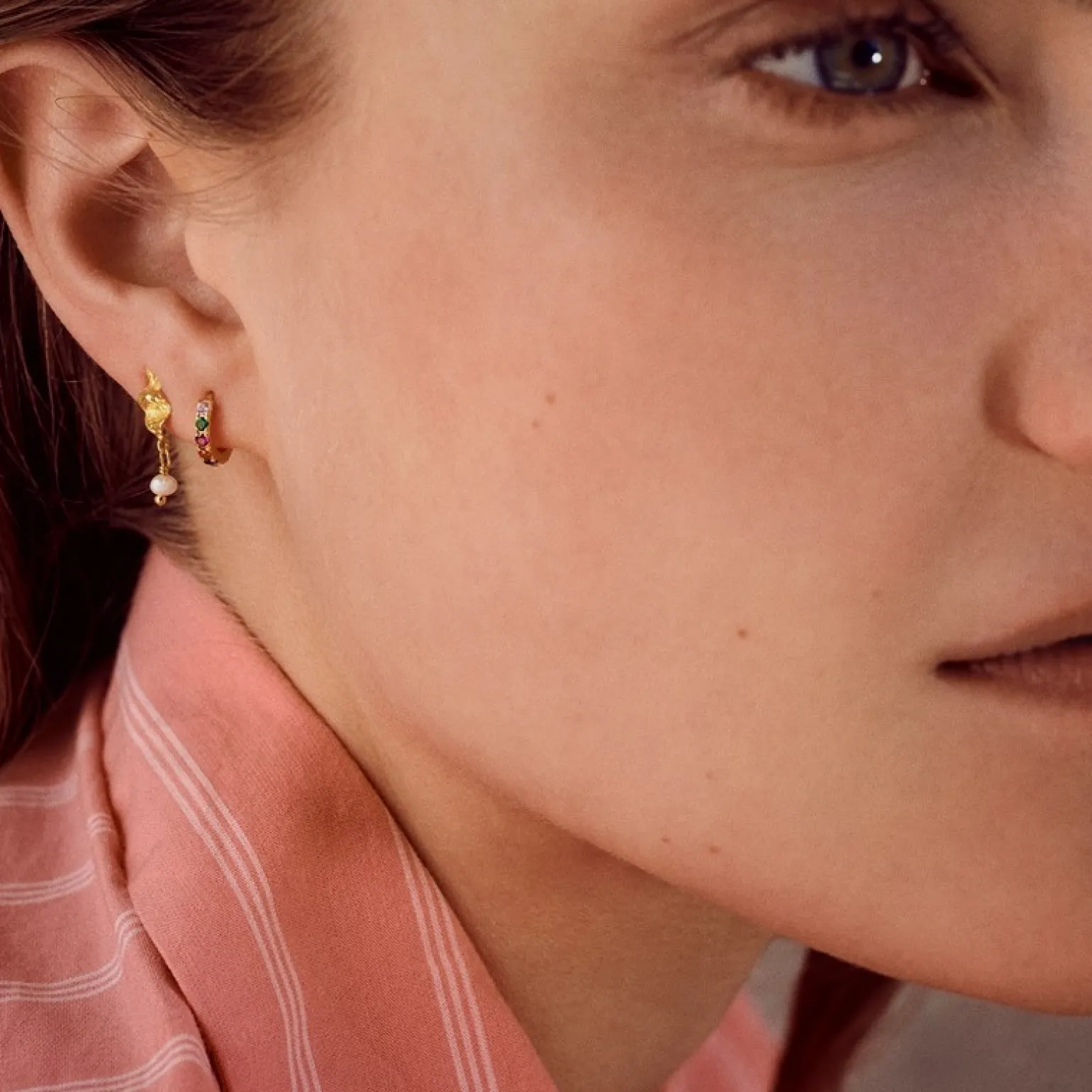 Maanesten - Nubische Creolen aus vergoldetem Silber mit Zirkon - Ø10