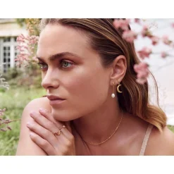 Maanesten - Nyla-Ohrring aus Silber mit Mond und Perle**