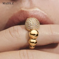 Mads Z - Biggest Diamond Ball ring aus 14 Karat Gold mit insgesamt 1,24 Karat.