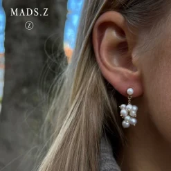 Mads Z - Coco Ohrringe aus 8ct. Gold mit kleinen Perlen