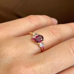 Mads Z - Four Seasons Autumn Ring aus 14 Karat Gold mit roten Steinen und 0,055 Karat.