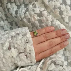 Mads Z - Four Seasons Spring Ring aus 14 Karat Gold mit roten Steinen und 0,055 Karat.