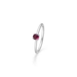 Mads Z - Poetry Solitaire Ring in Silber mit rotem Granat