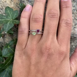 Mads Z - Poetry Solitaire Ring in Silber mit rotem Granat