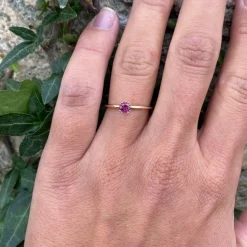 Mads Z - Poetry Solitaire Granatring aus 14 Karat Gold