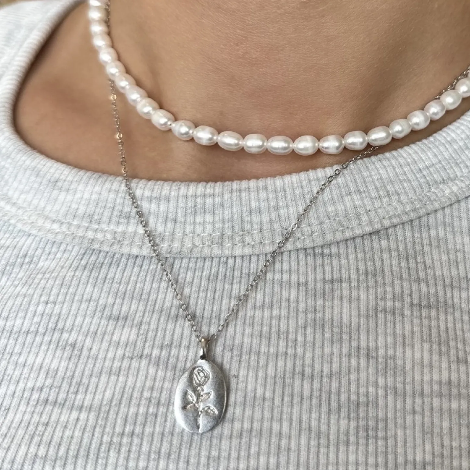 MerlePerle - Rosalia-Halskette aus silber mit Rosen-Anhänger