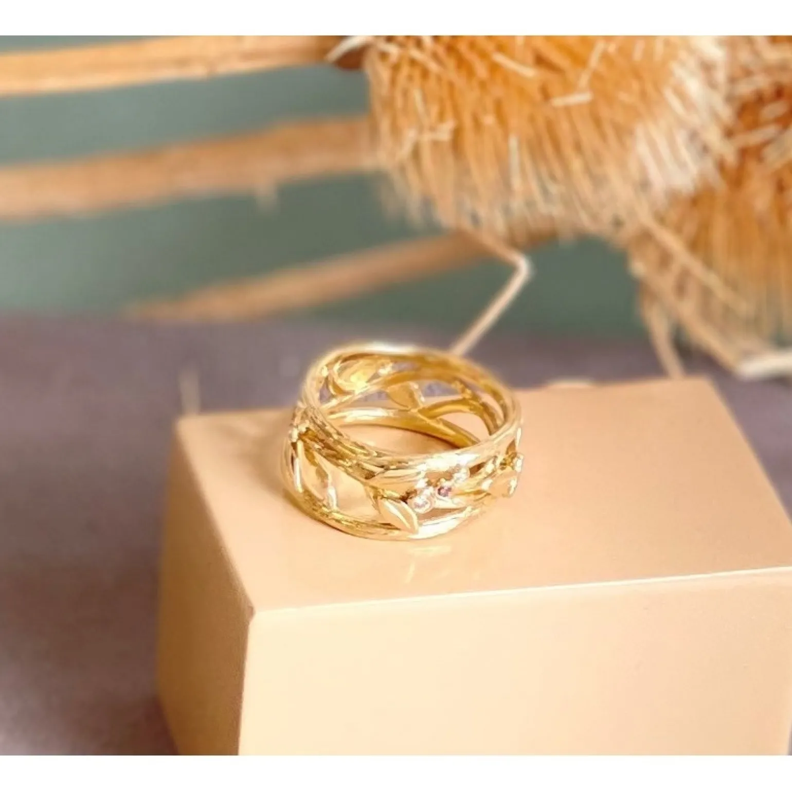 Nuran - Naturring aus 14 Karat Gold mit insgesamt 0,12 Karat farbigen und weißen Diamanten