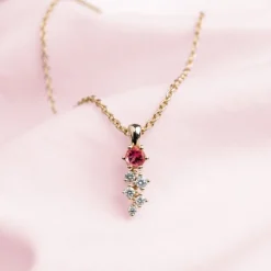 NURAN - Twinkle-Anhänger aus 14-karätigem Gold mit rosa Turmalin und insgesamt 0,09 ct.