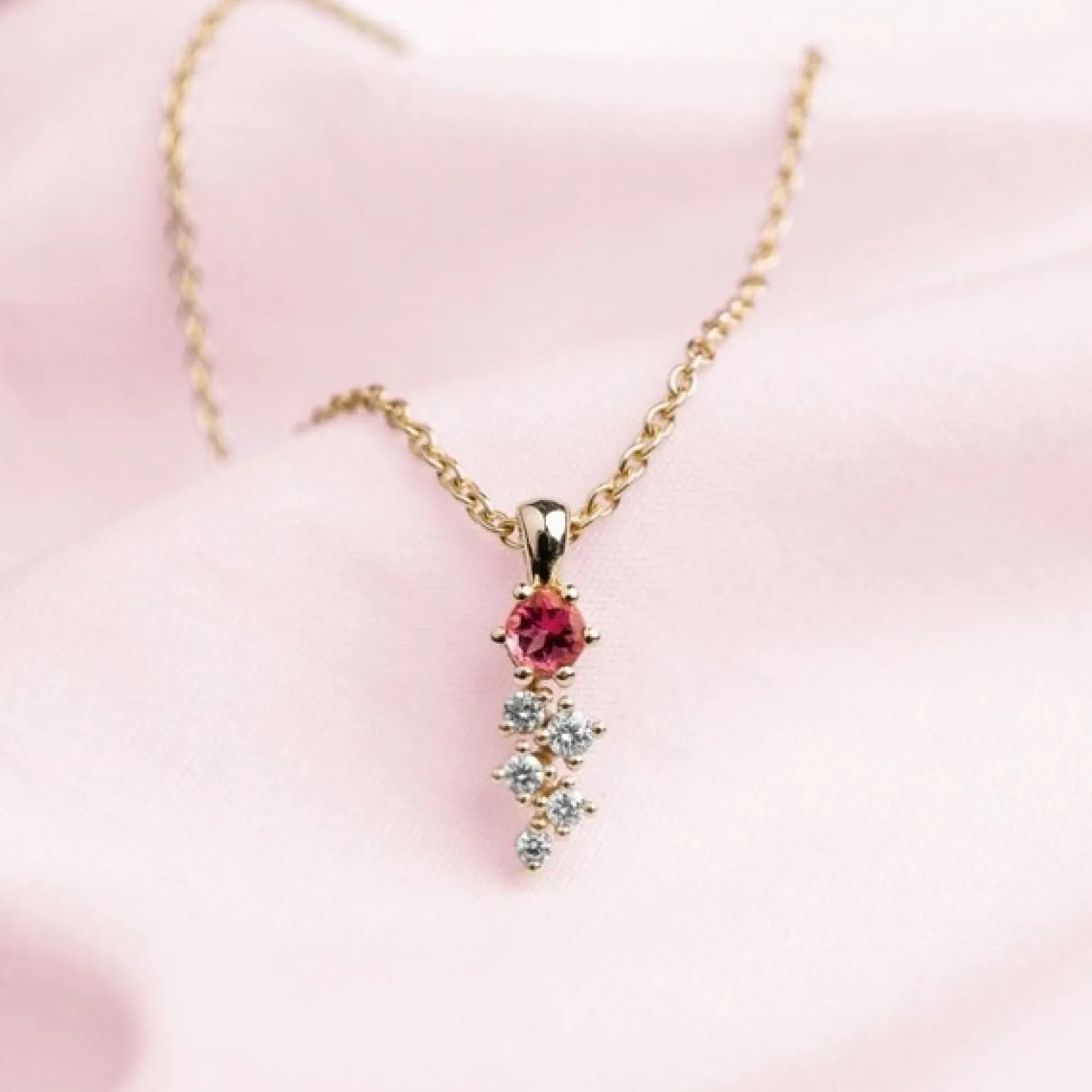 NURAN - Twinkle-Anhänger aus 14-karätigem Gold mit rosa Turmalin und insgesamt 0,09 ct.