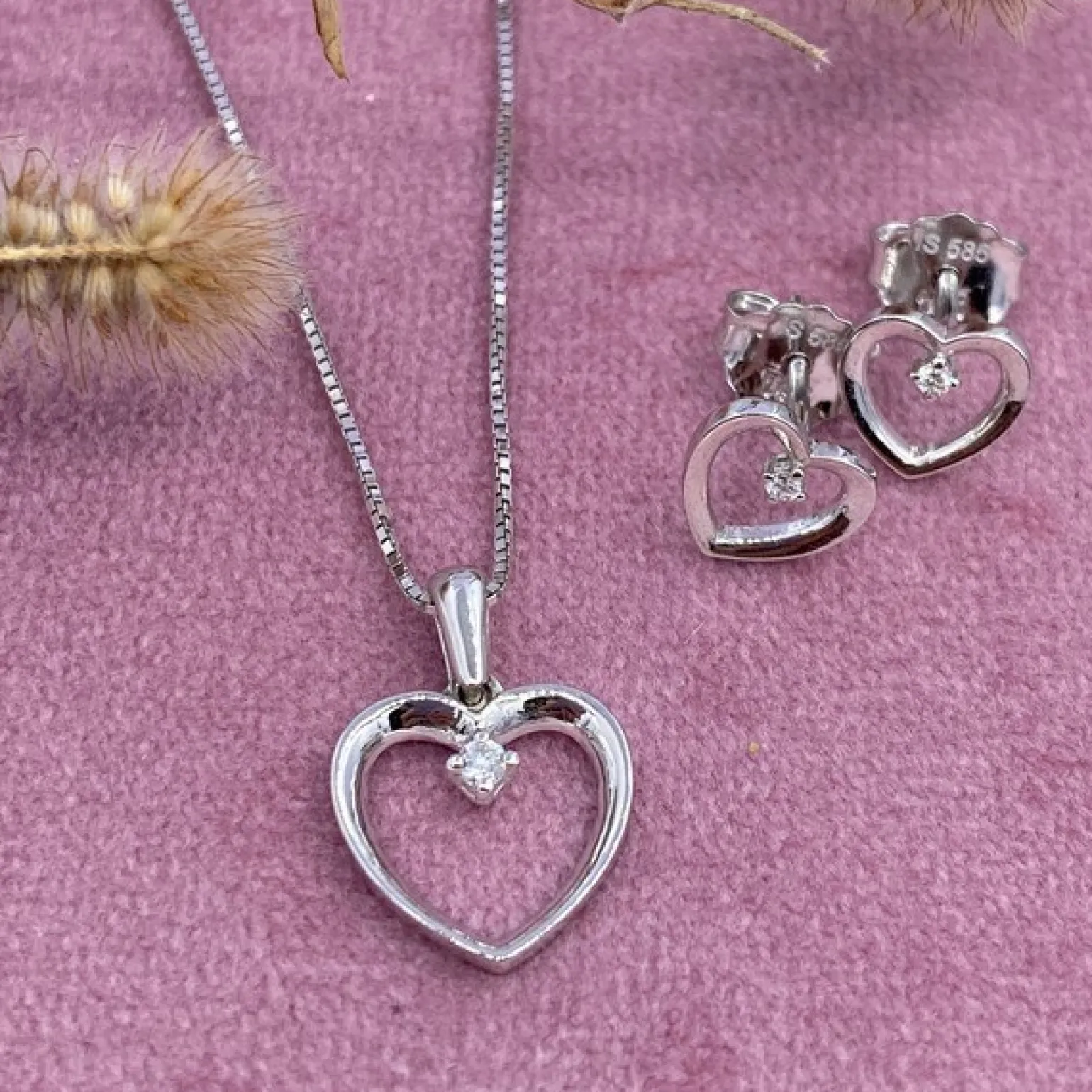 Ohrringe und Anhänger aus 14-karätigem Weißgold mit Diamanten