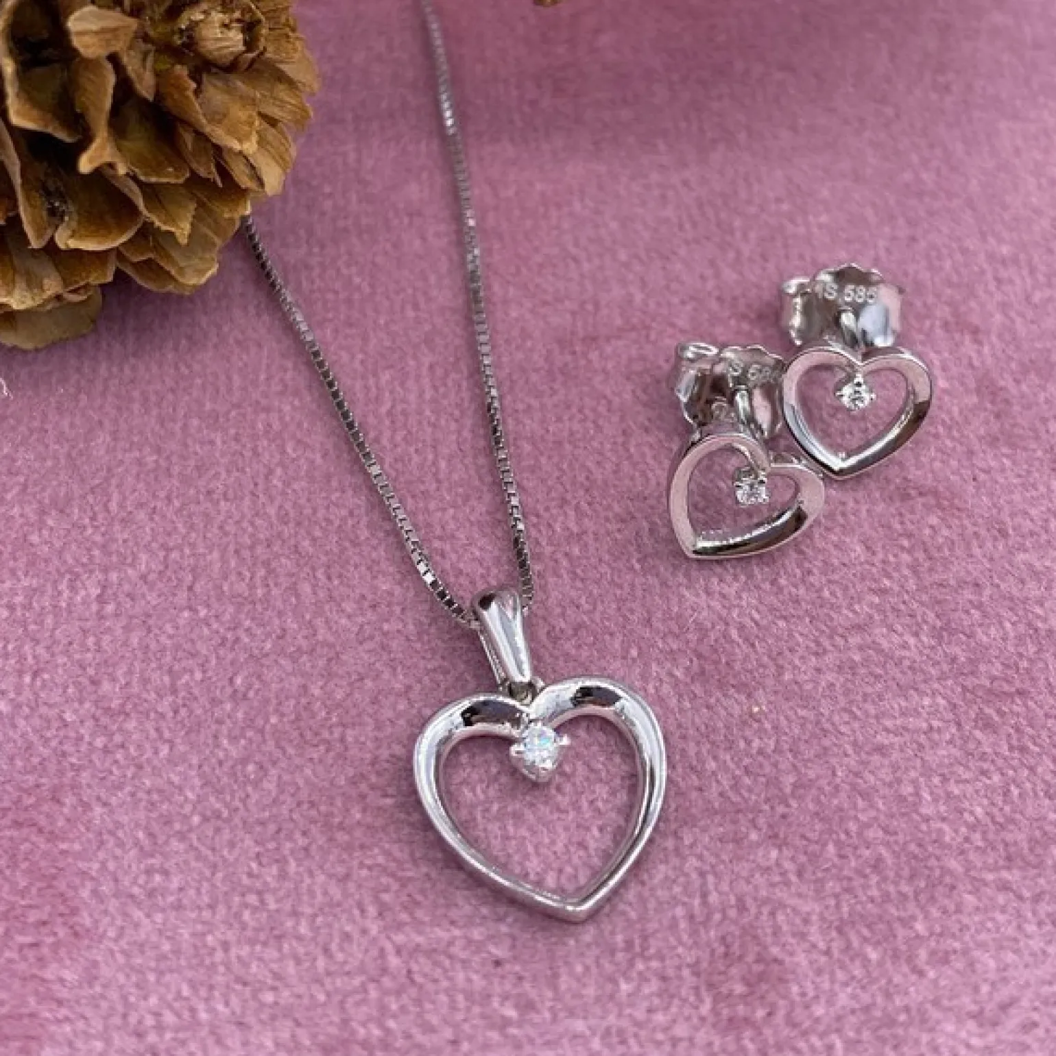 Ohrringe und Anhänger aus 14-karätigem Weißgold mit Diamanten