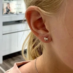 Ohrstecker mit Herz aus rhodiniertem Silber