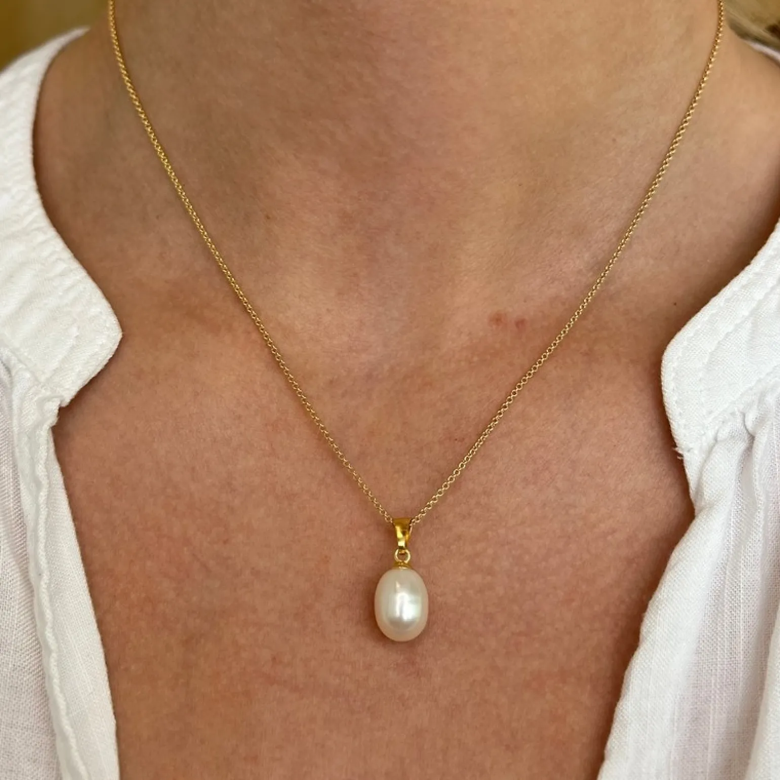 Ovaler Perlenanhänger aus 8-karätigem Gold mit vergoldete Kette