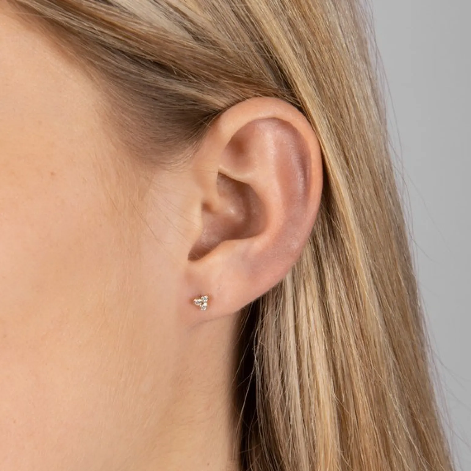 Piercingschmuck - Pierce52, Ohrring aus 14kt. Gold mit 3 Diamanten in Blume